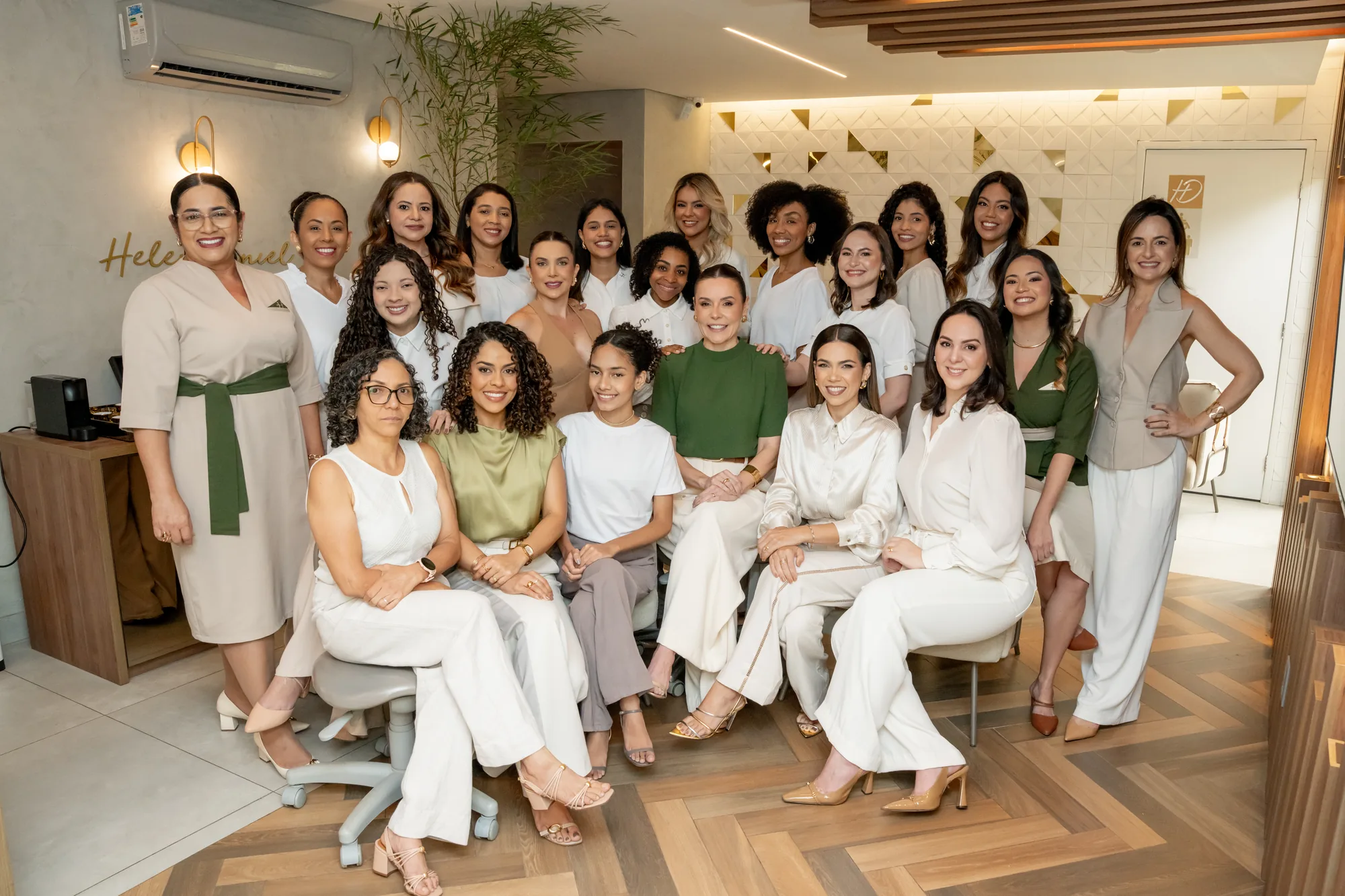 Equipe completa da Clínica Helen Daniel na recepção