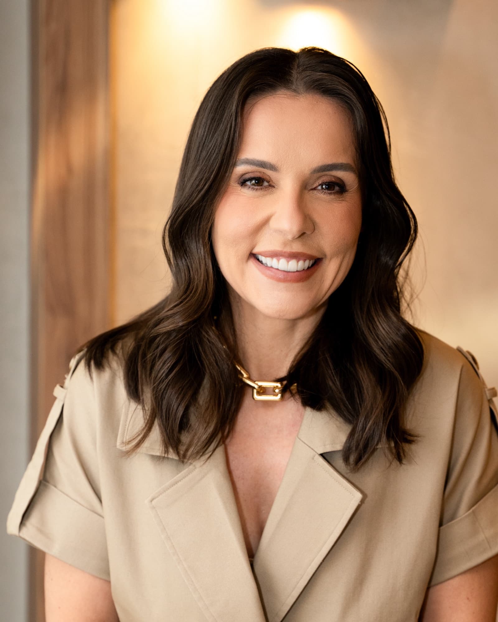 Dra. Helen Daniel sorrindo, na clínica em Teresina