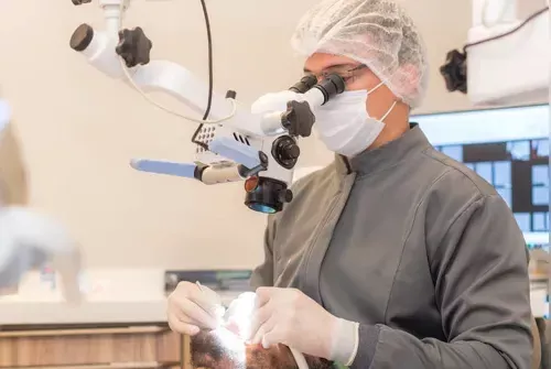 Cirurgia na Clínica Helen Daniel com microscópio operatório